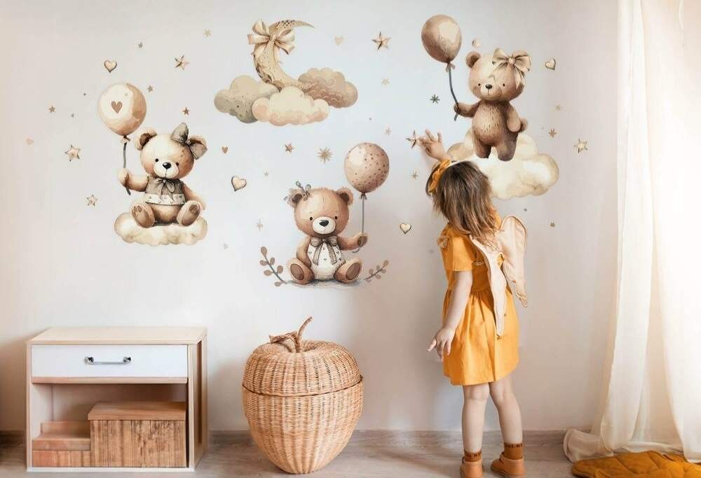 Ein Kinderzimmer ist wie aus einem Märchen – Aufkleber und Möbelfurniere, die einen magischen Raum schaffen